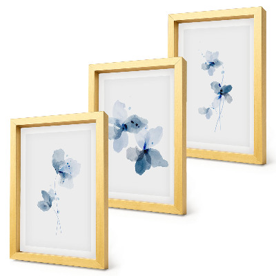 Tavelvägg med 3 tavlor Blommor i nyanser av blått mot en ljus bakgrund
