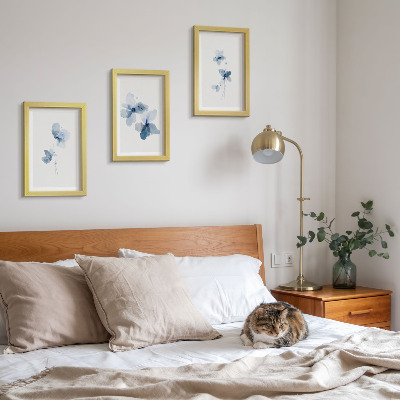 Tavelvägg med 3 tavlor Blommor i nyanser av blått mot en ljus bakgrund