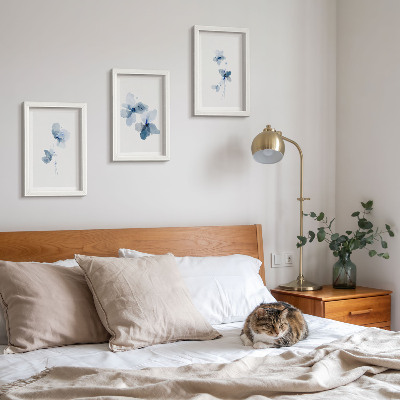 Tavelvägg med 3 tavlor Blommor i nyanser av blått mot en ljus bakgrund