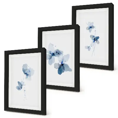 Tavelvägg med 3 tavlor motiv med blommor i blå nyanser mot ljus bakgrund