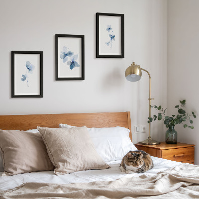 Tavelvägg med 3 tavlor Blommor i nyanser av blått mot en ljus bakgrund