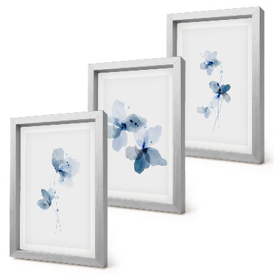 Tavelvägg med 3 tavlor Blommor i nyanser av blått mot en ljus bakgrund