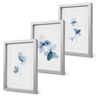 Tavelvägg med 3 tavlor motiv med blommor i blå nyanser mot ljus bakgrund