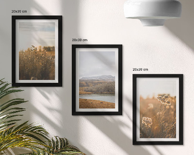 Triptyk tavla med ram Landskap med ängar, berg och en sjö i bakgrunden