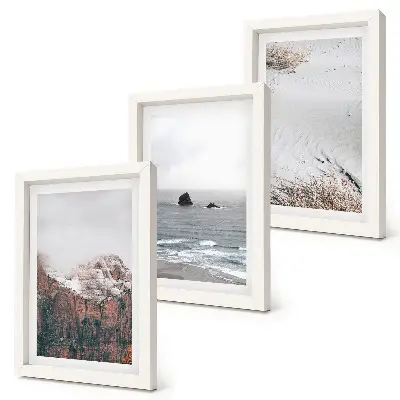 Triptyk med ram tavla med motiv av berg, moln, hav och sand i naturliga nyanser