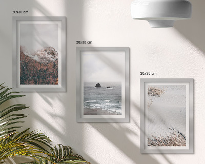 Triptyk tavla med ram Berg, moln, hav och sand i naturliga nyanser