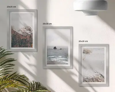 Triptyk med ram tavla med motiv av berg, moln, hav och sand i naturliga nyanser