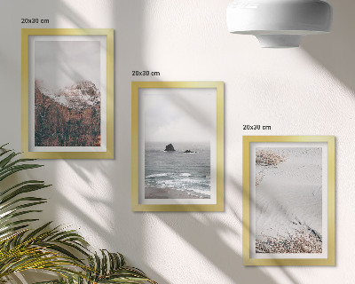 Triptyk tavla med ram Berg, moln, hav och sand i naturliga nyanser