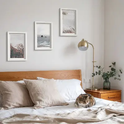 Triptyk med ram tavla med motiv av berg, moln, hav och sand i naturliga nyanser