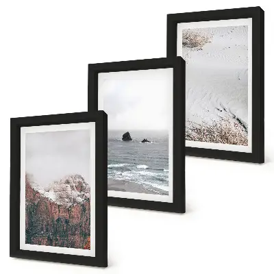 Triptyk med ram tavla med motiv av berg, moln, hav och sand i naturliga nyanser