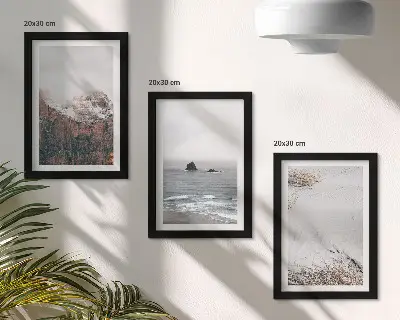 Triptyk med ram tavla med motiv av berg, moln, hav och sand i naturliga nyanser