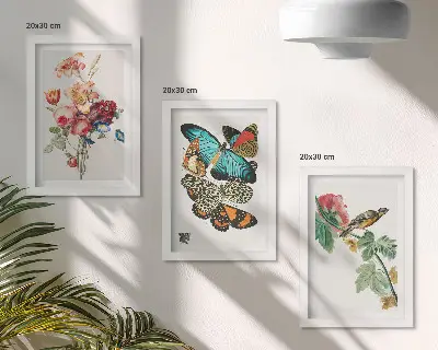 Triptyk med blommor, fjärilar och en fågel i pastellfärger tavla med ram