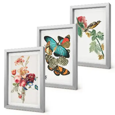 Triptyk med blommor, fjärilar och en fågel i pastellfärger tavla med ram
