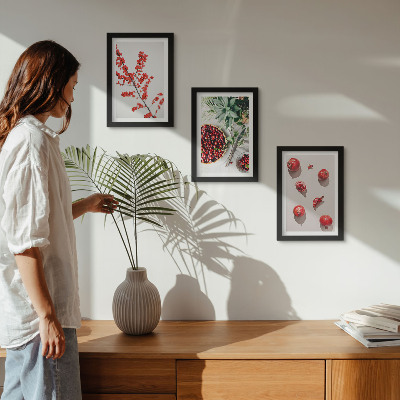 Triptyk tavla med ram Röda frukter och växter i minimalistisk stil