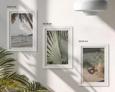 Triptyk med ram tavla med motiv av palmblad i en gunga vid stranden