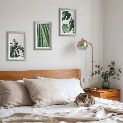 Tavelvägg med 3 tavlor med motiv av bambustjälkar och monsterablad