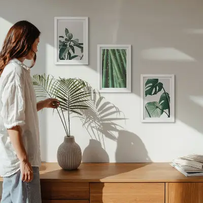 Tavelvägg med 3 tavlor med motiv av bambustjälkar och monsterablad