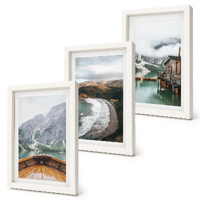 Triptyk tavla med ram Utsikt över bergen över sjön med en båt och ett strandlandskap