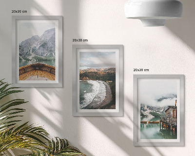 Triptyk tavla med ram Utsikt över bergen över sjön med en båt och ett strandlandskap