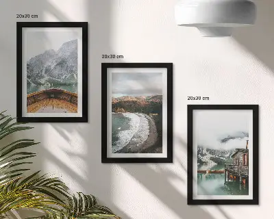 Triptyk med ram utsikt över bergen, sjön, båten och strandlandskapet
