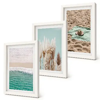 Tavelvägg med 3 tavlor med motiv av strand, vågor, gräs, hatt, sand och natur