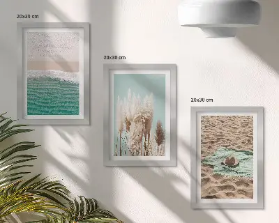Tavelvägg med 3 tavlor med motiv av strand, vågor, gräs, hatt, sand och natur