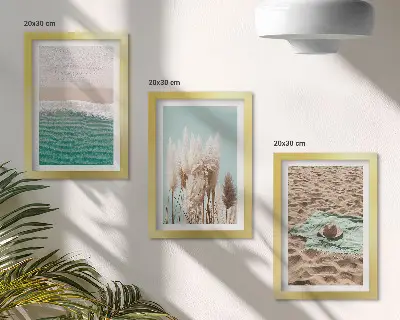 Tavelvägg med 3 tavlor med motiv av strand, vågor, gräs, hatt, sand och natur