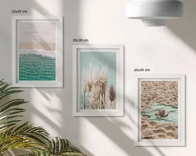 Tavelvägg med 3 tavlor med motiv av strand, vågor, gräs, hatt, sand och natur
