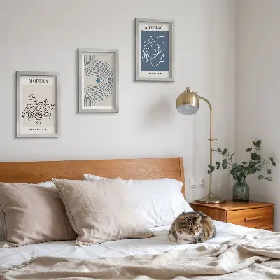 Tavelvägg med 3 motiv blommor, linjer och abstrakta former