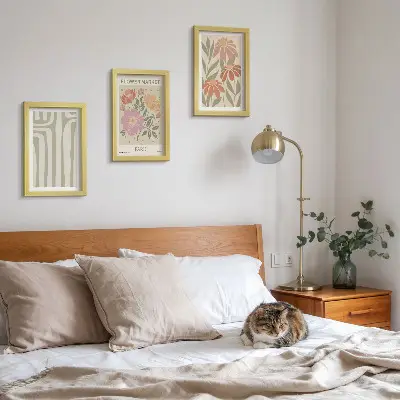 Tavelvägg med 3 botaniska posters i minimalistisk parisstil