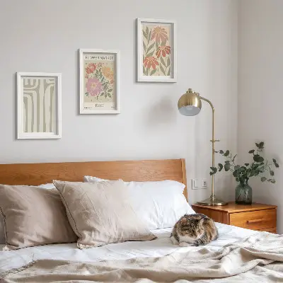 Tavelvägg med 3 botaniska posters i minimalistisk parisstil