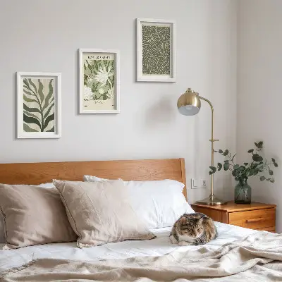 Tavelvägg med 3 tavlor med botaniska växtmotiv i boho-stil