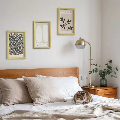Tavelvägg med 3 tavlor med blommönster och minimalistiska linjer i neutrala färger
