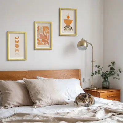 Tavelvägg med 3 tavlor abstrakta former i orangea nyanser