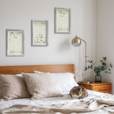 Tavelvägg med 3 tavlor En minimalistisk målning av flygande fåglar