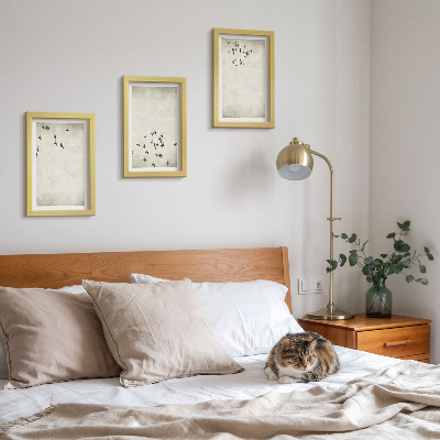 Tavelvägg med 3 tavlor En minimalistisk målning av flygande fåglar