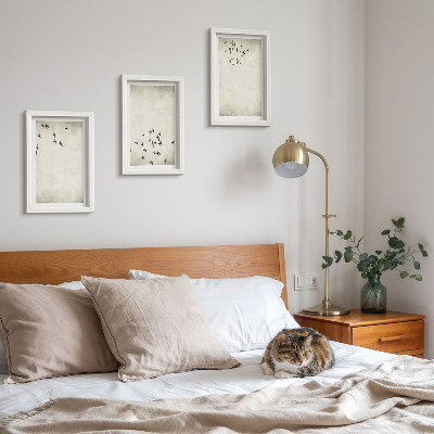 Tavelvägg med 3 tavlor En minimalistisk målning av flygande fåglar
