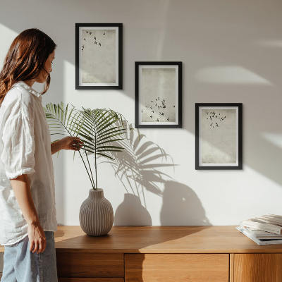 Tavelvägg med 3 tavlor En minimalistisk målning av flygande fåglar