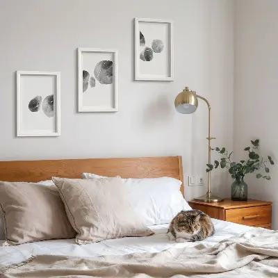 Tavelvägg med tre motiv abstrakt minimalistisk målning med färgfläckar