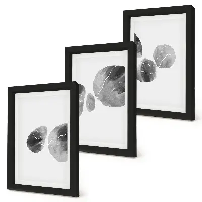 Tavelvägg med tre motiv abstrakt minimalistisk målning med färgfläckar