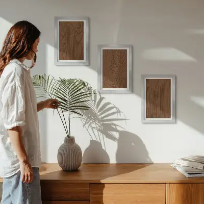 Triptyk med ram trämönstrad tavla med textur av trädbark i minimalistisk stil