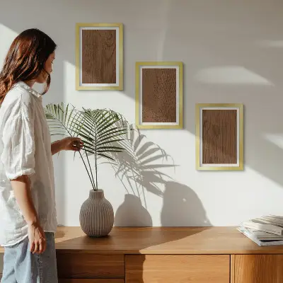 Triptyk med ram trämönstrad tavla med textur av trädbark i minimalistisk stil