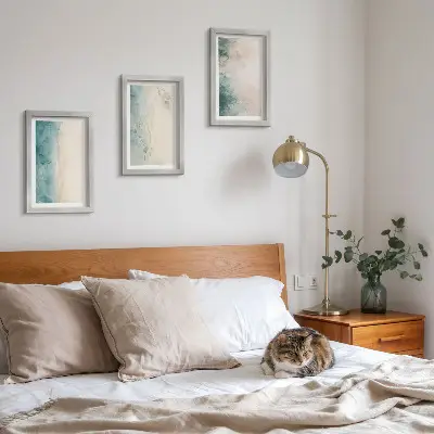 Tavelvägg med 3 tavlor akvarellmålningar på duk i minimalistisk stil