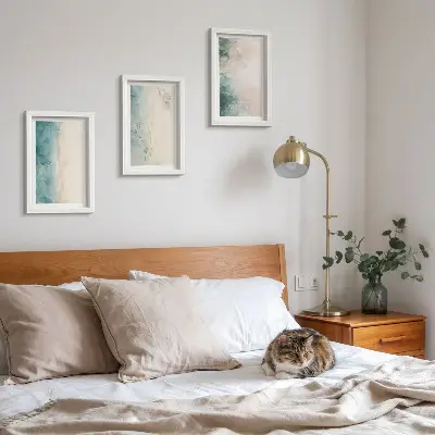 Tavelvägg med 3 tavlor akvarellmålningar på duk i minimalistisk stil