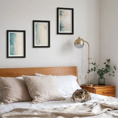 Tavelvägg med 3 tavlor akvarellmålningar på duk i minimalistisk stil