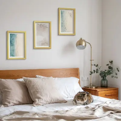 Triptyk tavla med ram med subtil akvarell och målerisk textur