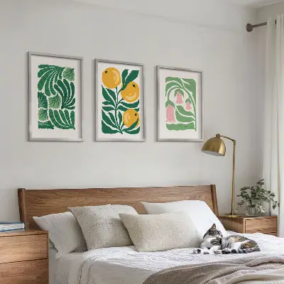 Tavelset ovanför soffan med minimalistiska växtmönster
