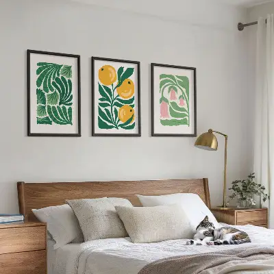 Tavelset ovanför soffan med minimalistiska växtmönster