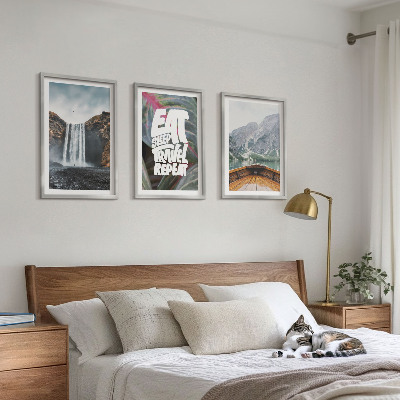 Tavelset ovanför soffa vattenfall berg natur båt
