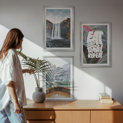 Tavelset ovanför soffa vattenfall berg natur båt